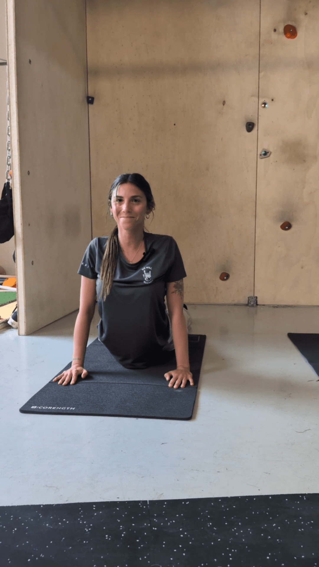 Magalí en una postura de movilidad con expresión serena