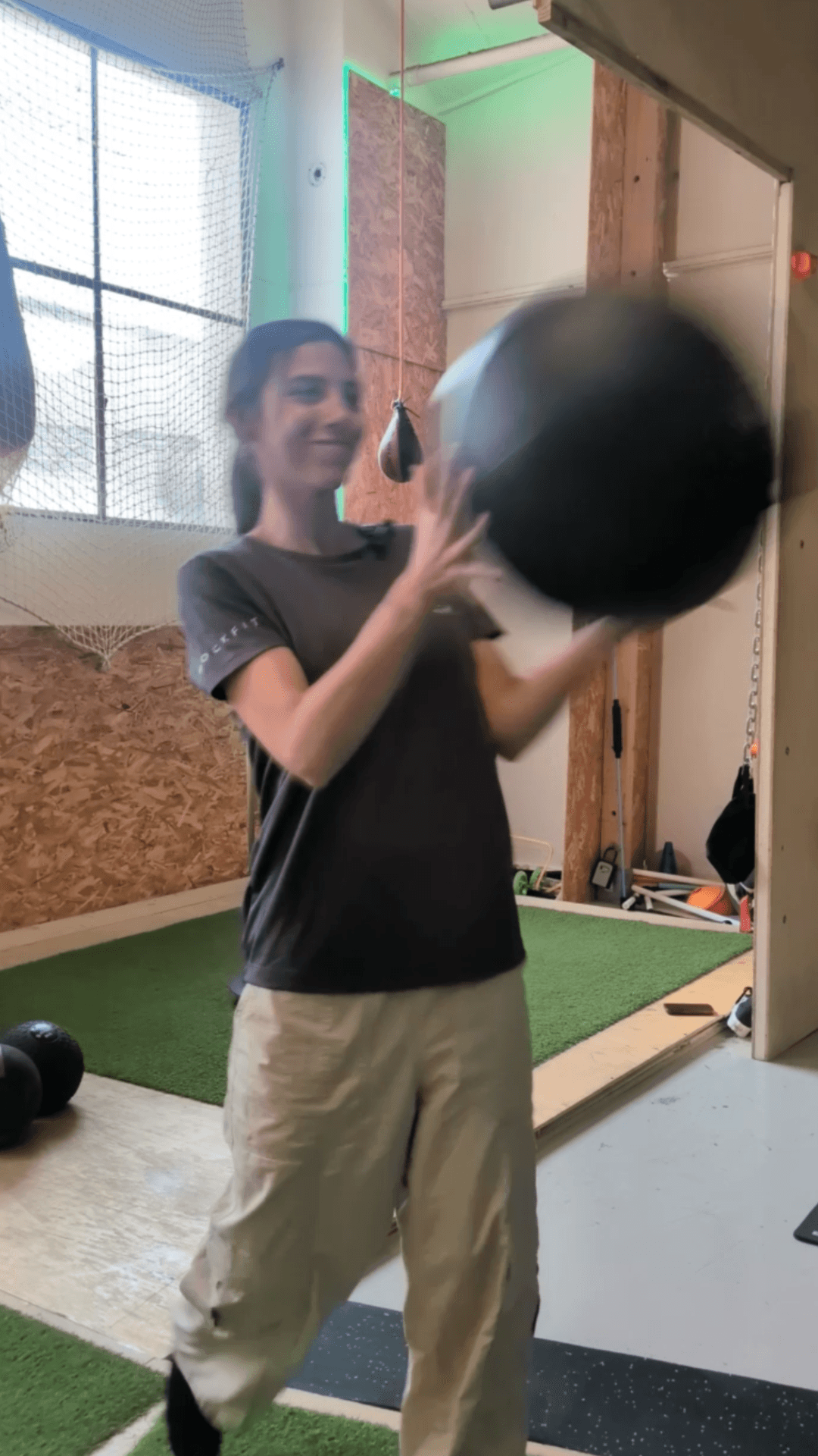Magalí moviendo una pelota de fuerza en el centro Rockfit